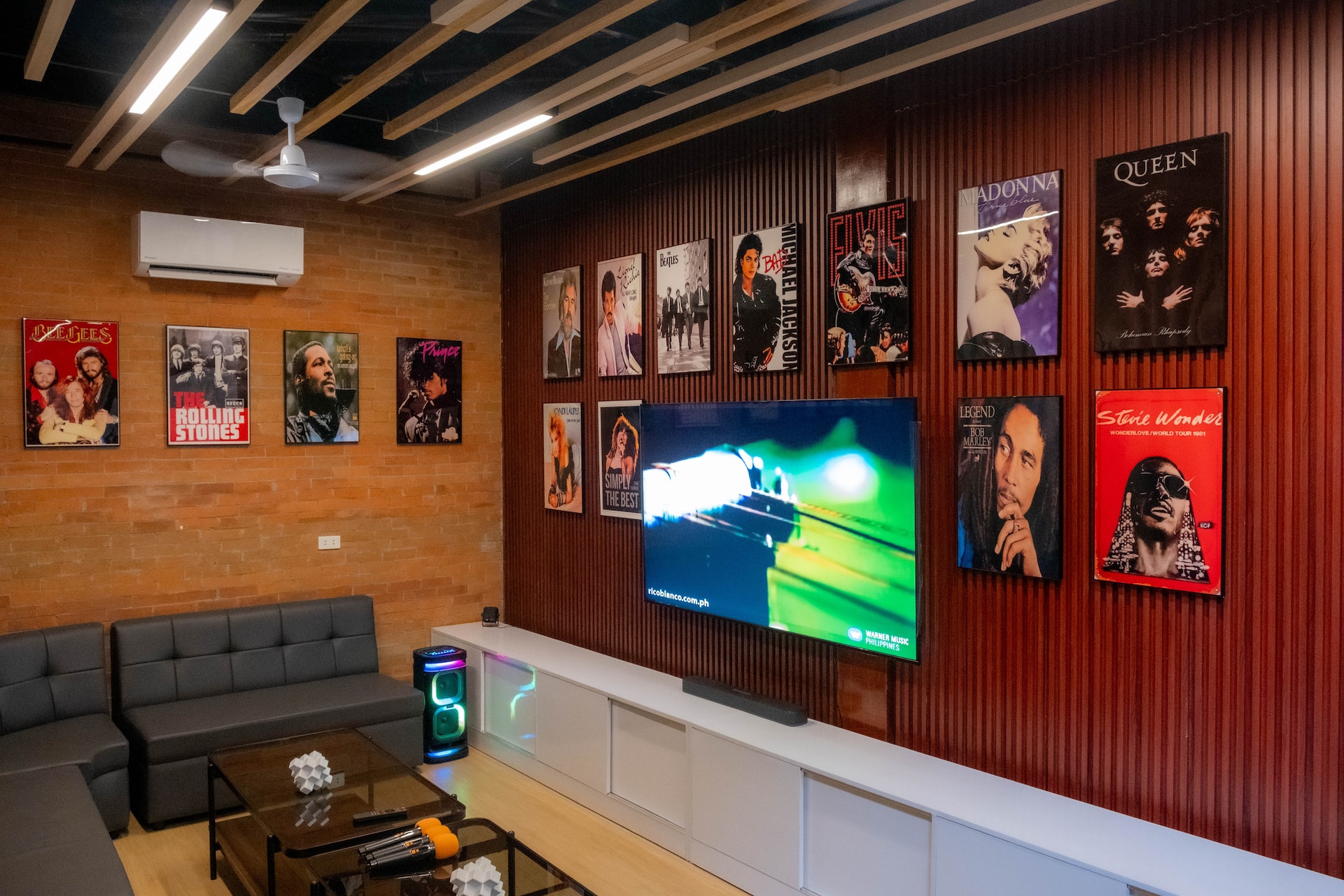 Air-conditioned videoke lounge with group seating